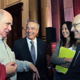Lluís Rabell (1i) de Catalunya Sí Que Es Pot, Pere Navarro (2i), Esther Niubó (2d) y José Montilla (1d) del PSC, charlan tras la conferencia pronunciada la semana pasada por el líder del PS, Miquel Iceta, en el Colegio de Abogados EFE