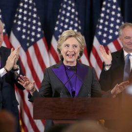 Hillary Clinton, junto a su marido, el expresidente Bill Clinton y el candidato a la vicepresidencia Tim Kaine, en su mensaje a sus seguidores tras la derrota frente a Donald Trump en las elecciones presidenciales en EEUU. REUTERS/Carlos Ba