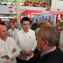 Luis De Guindos y José Manuel Soria, en la inauguración de la Feria Internacional de La Habana. / EFE