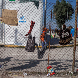 Un menor sirio, tras la valla del campo de refugiados de Kara Tepe, en Lesbos, Grecia.- SANTI DONAIRE/ NERVIO FOTO
