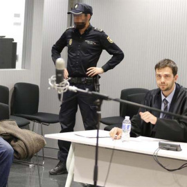 El concejal de Ahora Madrid Guillermo Zapata (izquierda) durante el juicio que se sigue contra él hoy en la Audiencia Nacional por el tuit que publicó sobre Irene Villa en 2011. / MARISCAL (EFE)