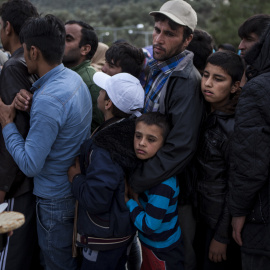 Cientos de refugiados hacen cola para recoger su única comida del día en el campo de refugiados de Kara Tepe, en Lesbos, Grecia.- JAVI JULIO/ NERVIO FOTO