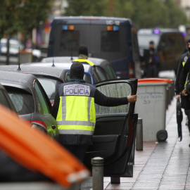 Varios efectivos de la Policía Nacional en la calle del madrileño barrio de Vallecas en la operación contra personas vinculadas  al Estado Islámico. EFE/Víctor Lerena