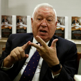 El ministro de Exteriores, José Manuel García-Margallo, durante un encuentro con varios periodistas con motivo de la publicación de su libro "Todos los cielos conducen a España. Cartas desde un avión" (Planeta). /EFE
