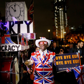 Personas celebrando el brexit, este viernes. REUTERS/Henry Nicholls
