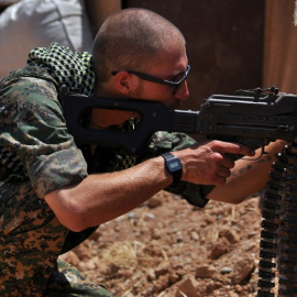 Un soldado extranjero sin identificar que apoya a las Unidades kurdas de Protección Popular (YPG) durante un combate a escasos 50 kilómetros de la ciudad de Raqqa. - AFP