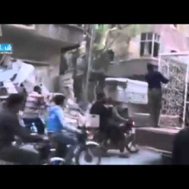 Usan prisioneros enjaulados como escudos humanos en Siria.