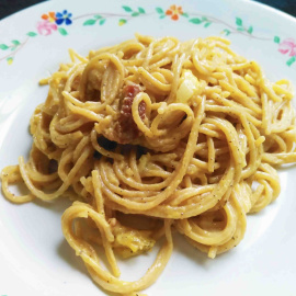 Espaguetis con la salsa carbonara original receta con huevo