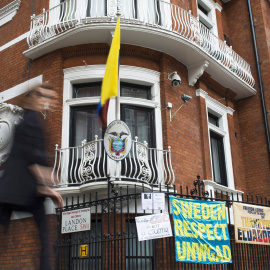 Foto de archivo tomada el 19 de junio de 2016 de la fachada de la Embajada de Ecuador en Londres (Reino Unido), donde se encuentra refugiado el fundador de Wikileaks, Julian Assange. EFE/Andy Rain