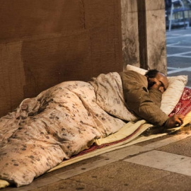 La Estrategia Nacional de Intervención para Personas Sin Hogar cifra en casi 23.000 los sin techo que sobreviven en España./ Público