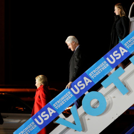 Clinton desciende del avión de campaña acompañada de su marido y su hija en Morrisville. REUTERS