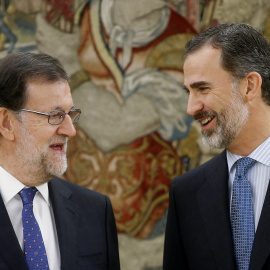 El presidente del Gobierno, Mariano Rajoy, con el rey Felipe VI, tras el acto de toma de posesión el pasado 31 de octubre, en el Palacio de la Zarzuela. REUTERS/Angel Diaz