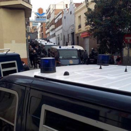 Despliegue policial frente a la sede de Bukaneros en Vallecas.