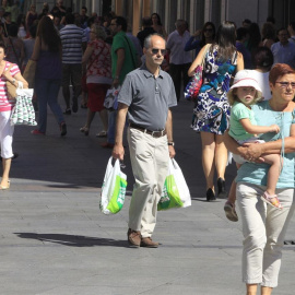 Personas de compras por el centro de Madrid. E.P.