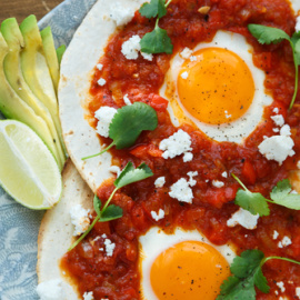 Huevos rancheros con salsa de tomate y cilantro