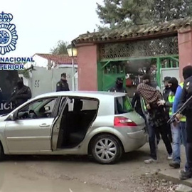 Detención en el poblado chabolista de la Cañada Real, conocido como el "supermercado" de la droga, de uno de los tres supuestos yihadistas detenidos. EFE