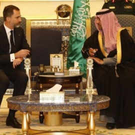 Felipe VI y el príncipe Turki Bin Abdullah Bin Abdulaziz Al-Saud de Arabia Saudí. E.P./CASA REAL