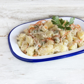 Ensaladilla rusa con atún y pepinillos