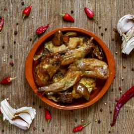 Plato de conejo al ajillo tradicional