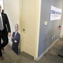 Evan McMullin, exagente de la CIA, lanzó su candidatura como conservador independiente. - REUTERS