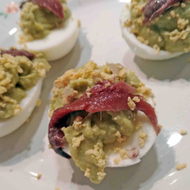 Huevos rellenos de salsa de aguacate con anchoas