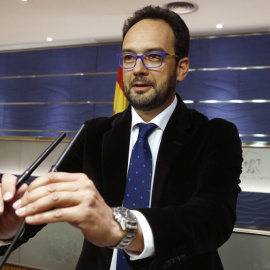 El portavoz del PSOE, Antonio Hernando, durante la rueda de prensa posterior a la reunión de la Junta de Portavoces, en el Congreso. EFE/Kiko Huesca