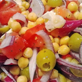Ensalada de garbanzos con queso feta y tomate