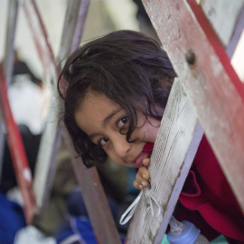 Una niña afgana sonríe en Hanging (Austria) hoy, 3 de noviembre de 2015, antes de cruzar la frontera hacia Alemania. El Instituto de Estudios Económicos de Berlín (DIW) considera que en un plazo de 5 a 7 años los refugiados empezarán a cont