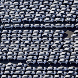 Vista aérea del estacionamiento de automóviles de Porsche en una fábrica de Leipzig, Alemania./ EFE