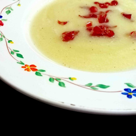 Sopa fría de melón con jamon y menta