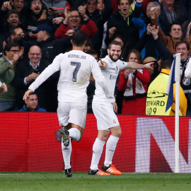 Nacho celebra con sus compañeros su gol al PSG. Reuters / Juan Medina