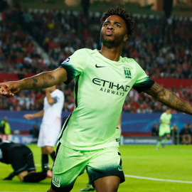 Sterling celebra su gol al Sevilla. Reuters / Andrew Boyers