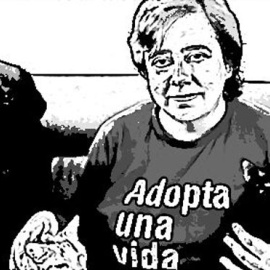 Ruth Manzanares, voluntaria de la asociación protectora de animales Más Vida, con algunos de sus perros y gatos.