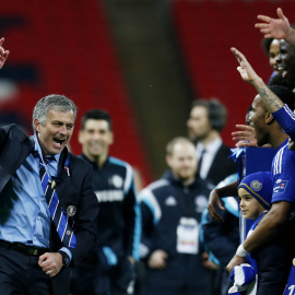 Mourinho celebra el título con sus jugadores. Reuters / Andrew Couldridge