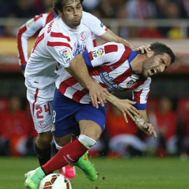 Arribas y Raúl García luchan por un balón durante el partido. EFE/Julio Muñoz