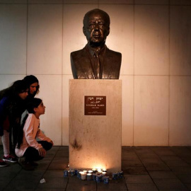 Busto de Rabin en la plaza de Tel Aviv donde fue asesinado el 4 de noviembre de 1995. / EFE