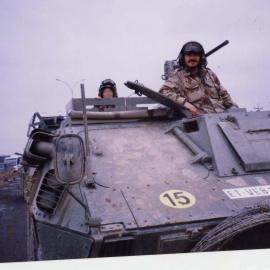 El cabo David Thovar, en un vehículo BMR durante la misión española en Irak, en 2004. También participó en las misiones en Bosnia (2001) y Kosovo (2006).