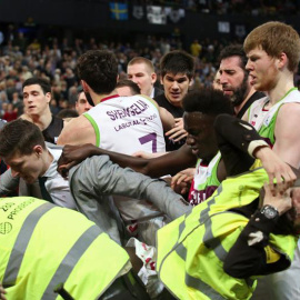 El Bilbao Basket ha arrollado al Laboral Kutxa Baskonia en Miribilla (93-75) en un derbi vasco intenso, igualado en la primera mitad, claramente dominado por los 'hombres de negro' tras el descanso y que terminó en una masiva y desagradable