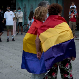 Dues persones amb banderes republicanes durant una commemoració de la Segona República espanyola.  Luis Sevilla