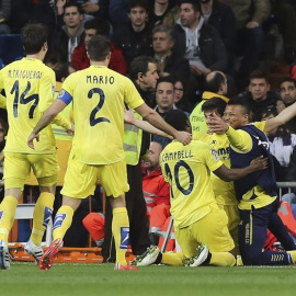 Los jugadores del Villarreal celebran el gol al Madrid. EFE / Ballesteros