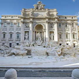 Varias personas observan la Fontana de Trevi, accesible al público desde ayer, miércoles. EFE