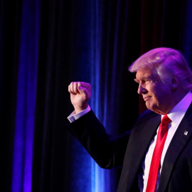 El elegido presidente de los EEUU, Donald Trump, saluda a sus simpatizantes a su llegada al hotel Hilton Midtown, en Manhattan, para celebrar los resultados de las elecciones presidenciales. REUTERS/Andrew Kelly