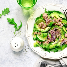 Ensalada de aguacate y atún.