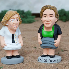 Las alcaldesas de Madrid, Manuela Carmena y Ada Colau, representadas como caganers. / EFE