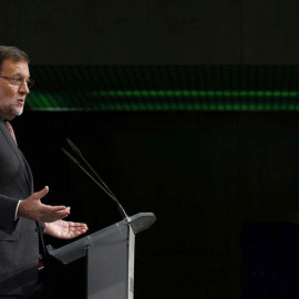 El presidente del Gobierno, Mariano Rajoy, durante su intervención hoy en un foro organizado por el diario "El Mundo", a menos de 50 días de las elecciones generales del 20 de diciembre. / JAVIER LIZÓN (EFE)