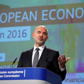 El comisario europeo de Asuntos Económicos y Financieros, Pierre Moscovici, da una rueda de prensa para presentar las previsiones económicas de otoño para la eurozona en Bruselas. / OLIVIER HOSLET (EFE)