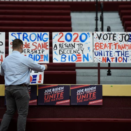 04/02/2020.-  Un hombre coloca carteles en un instituto de Iowa durante las primarias. / EFE - CRAIG LASSIG