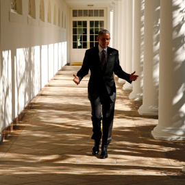 Barack Obama camina por el paseo de columnas en el Despacho Oval de la Casa Blanca. /REUTERS
