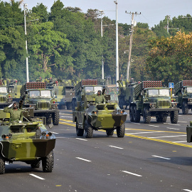 Carros blindados en un desfile militar en La Habana, en 2011.- ADALBERTO ROQUE (AFP)