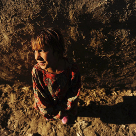 Una niña permanece cerca de su refugio en el campamento de desplazados internos en las afueras de Kabul, Afganistán, hoy 4 de noviembre de 2015. EFE/Hedayatullah Amid